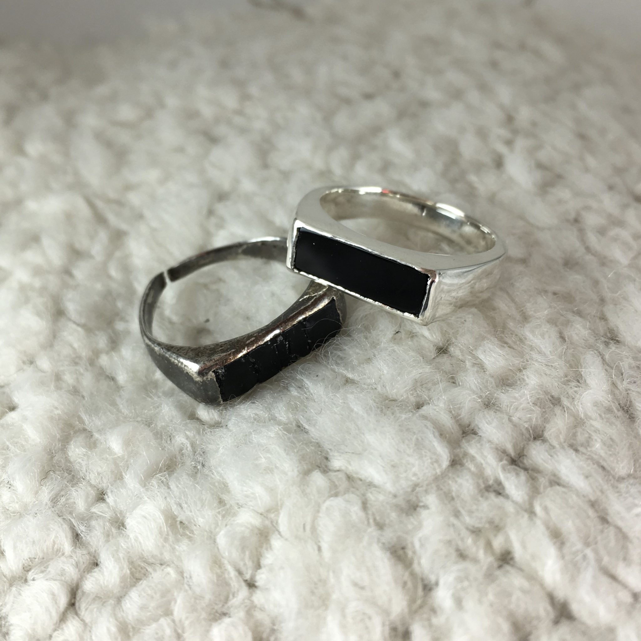 Réplique d'une bague cassée en argent et onyx